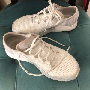 White under armour tennis shoes, like new